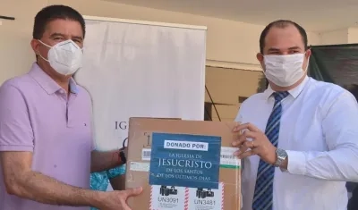 El alcalde Rodolfo Ucrós recibe la donación por parte de la iglesia. 