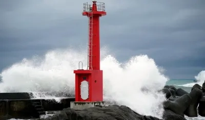 Las olas golpean el faro del puerto de Emi en Kamogawa, Japón este sábado durante el azote del tifón Chan-hom. 