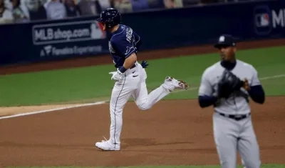 Michel Brosseau corre las almohadillas tras su batazo. 