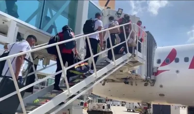 Jugadores de Colombia al abordar el avión. 