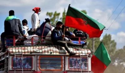 Varios indígenas se transportan hoy sobre un bus escalera o "chiva" en Caldono, Cauca.