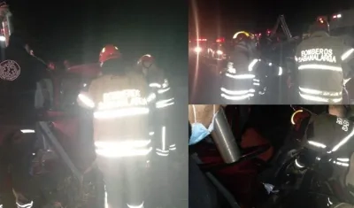 Momentos en que Bomberos de Sabanalarga rescataban a uno de los heridos. 