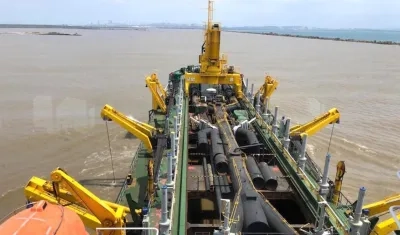 La draga Hang Jun 5001 en el puerto de Barranquilla.