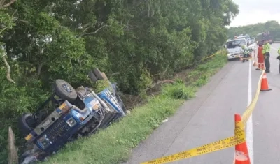 El camión volcado a un lado de la vía. 