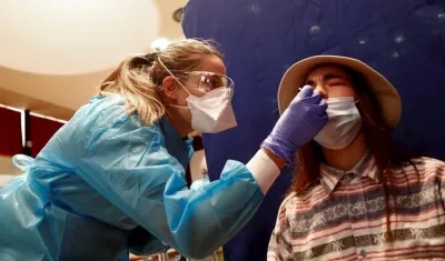 Una trabajadora de la salud realiza una prueba Covid-19 en Francia.