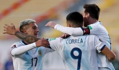 Joaquín Correa de Argentina celebra el gol del triunfo con Lionel Messi y Nicolás Domínguez.
