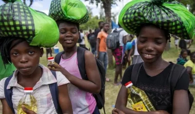 Mozambique: colegialas de Beira llevándose raciones a casa antes del cierre de las escuelas en abril. 