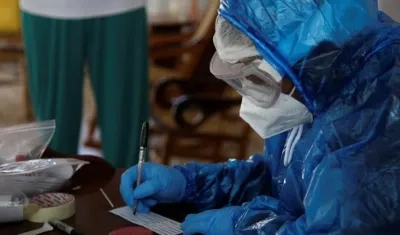 Profesional de la salud trabajando en pandemia.