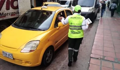 Una orientadora del Tránsito socializando el cambio de sentido vial.