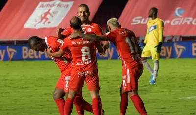Jugadores del América festejan un gol. 