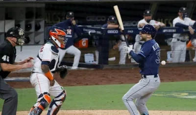 Kevin Kiermaier recibe un pelotazo durante el partido. 