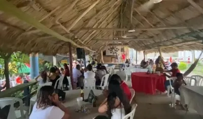 'El agasajo' atiborrado de público sin medidas de bioseguridad.