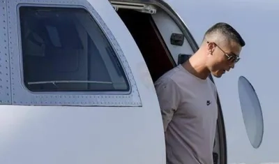 Cristiano Ronaldo viaja en un avión ambulancia.