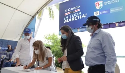Momento en que la Gobernadora del Atlántico realiza la firma de los convenios. 