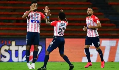 Miguel Ángel Borja celebra un gol  con Fabián Viáfara y Marlon Piedrahíta. 