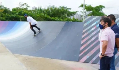 Jaime Pumarejo ante la pista de skate de Villas de San Pedro.