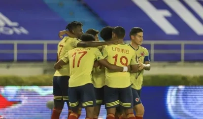Jugadores de Colombia celebran el gol de Luis Fernando Muriel ante Venezuela.