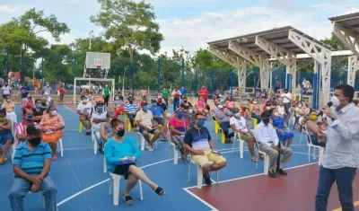 El alcalde Rodolfo Ucrós socializando el programa. 