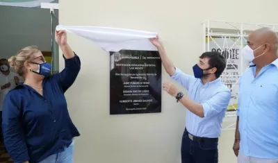 Alcalde devela placa en La IED Calixto Álvarez