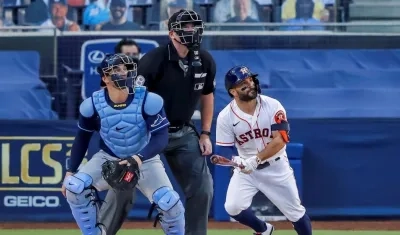 José Altuve despacha cuadrangular para los Astros. 