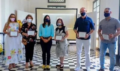 Varios de los homenajeados con la secretaria de Cultura, María Teresa Fernández.