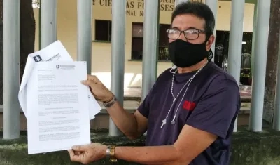Omar Montoya Téllez muestra las cartas dirigidas a la Fiscalía para pedir avances en las investigaciones. 