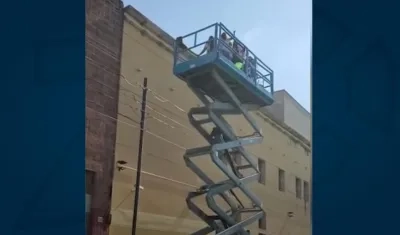 Las amigas de Gabriela elevándose en la grúa. 