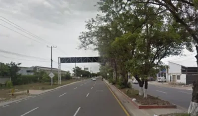 La bodega se encuentra ubicada frente a la calle 30, cerca del aeropuerto. 