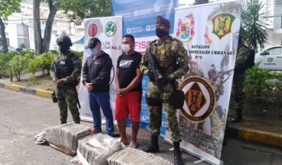 Carlos Arturo Molina Rodríguez con la droga incautada. 