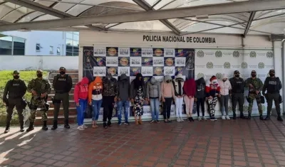 Los 12 capturados en el operativo. 