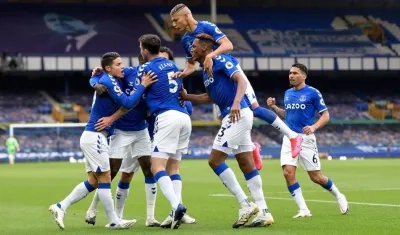 James Rodríguez y Yerry Mina celebran el empate con sus compañeros. 