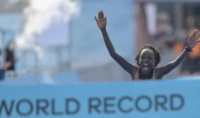 La keniana Peres Jepchirchir cruza con la nueva marca mundial. 