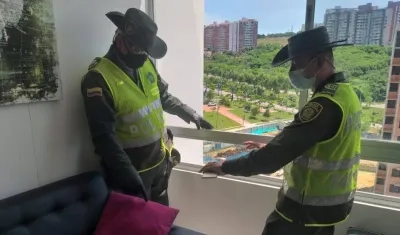 Personal de la Policía atendiendo el caso.