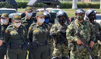 Personal de la Policía y el Ejército desplegado a la frontera.