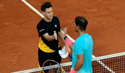 Diego Schwartzman se saluda con Rafael Nadal. 