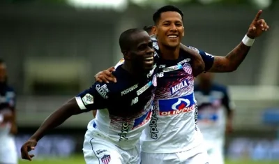 Celebración del gol de James Sánchez. 