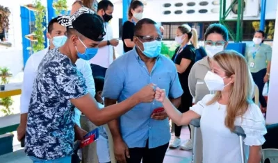 La Gobernadora del Atlántico, Elsa Noguera, entregando planes de datos a un estudiante de UniAtlántico.