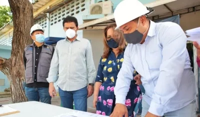 El alcalde Rodolfo Ucrós inspeccionando los planos de la pista atlética.  