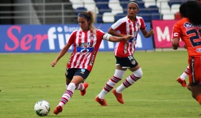 Daniela Montoya intenta un remate de media distancia. 