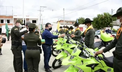 Entrega de las motocicletas por parte del secretario del Interior, Yesid Turbay. 