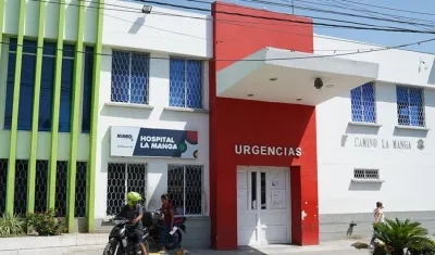 Los heridos reciben atención médica en el Camino La Manga. 