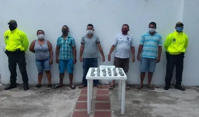 Cuatro hombres y una mujer fueron capturados en el operativo. 
