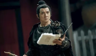 Fotografía cedida ayer, cortesía de Sofá Digital, que muestra al actor chino Jackie Chan, mientras participa en la grabación de una película. 