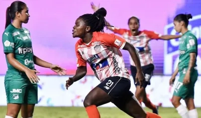 Gisela Cuesta celebra el gol de Junior.