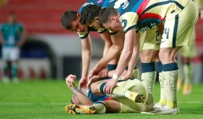 Nicolás Benedetti se queja de su lesión. 