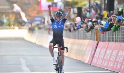 Ben O'Connor celebra en la meta. 