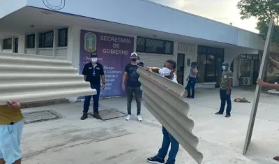 Momento de la entrega de las láminas a las familias afectadas. 