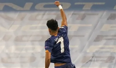 Luis Díaz celebra su golazo. 