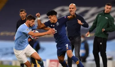 Luis Díaz ante la mirada de todos. 