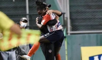 Omar Ramírez celebra el gol del triunfo con su jugadora, Gisela Cuesta.